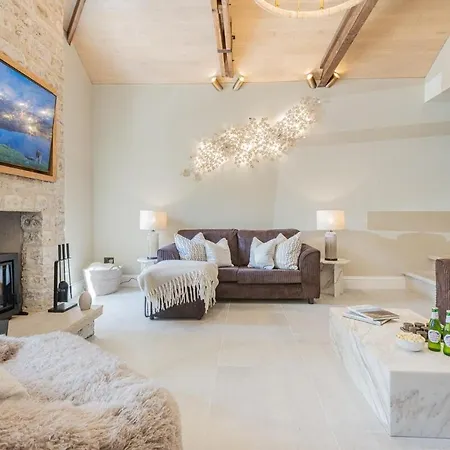 Easter Crag, 3 Bedroomed Luxury Escape With Hot Tub *